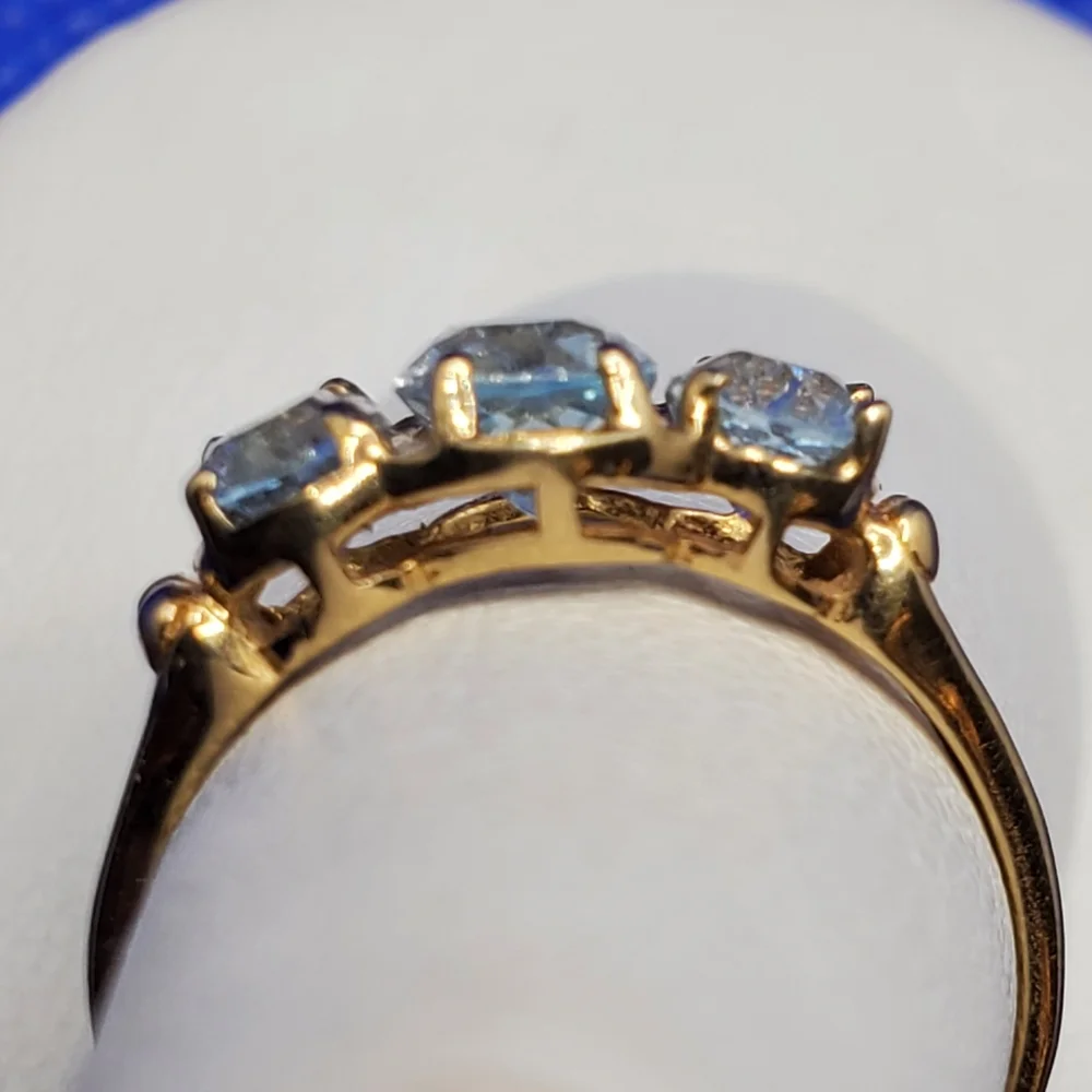 Light blue topaz 3 stone ring - Picture 5 of 8